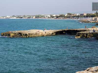 Ci troviamo nei pressi della cosiddetta �scogliera di Capitolo�: un tratto di litorale che alterna scogli che invadono prepotentemente il mare...
